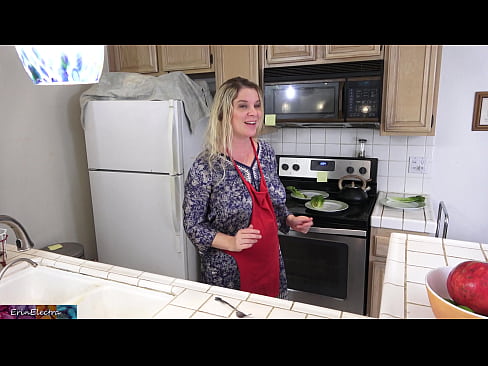 ❤️ Madrastra ordeñándole en la cocina antes de su cita Porno en es.sexvideosex.top ❌️