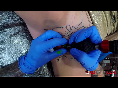 ❤️ Extremadamente tatuado hottie Sully Savage consiguió un tatuaje en su clítoris Porno en es.sexvideosex.top ❌️